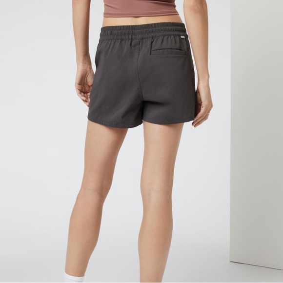 🆕Vuori Scout Short in Vintage Black • Woman’s Size Small - Picture 5 of 9